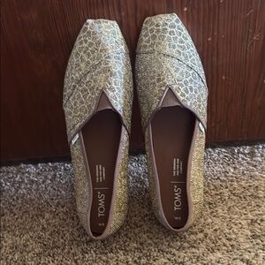 TOMS Women's Gold Slip-On Shoes never worn